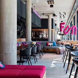 مطار فيينا Moxy فندق